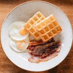 WAFFLE EGGS BACON MAPLE SYRUP 